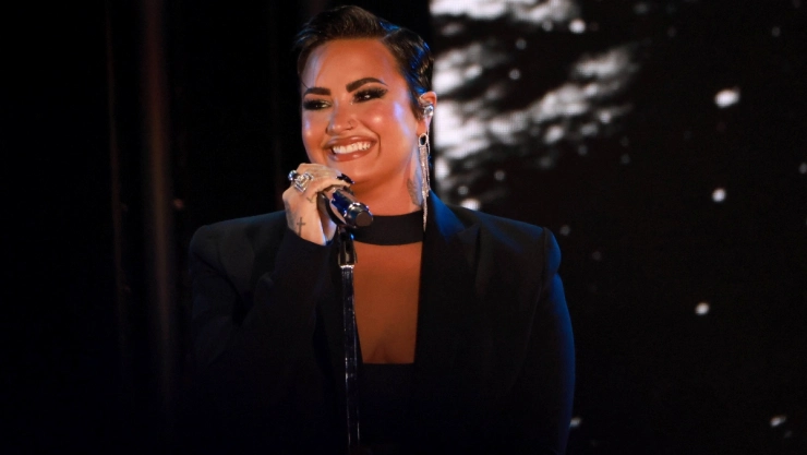 demi-lovato-alien