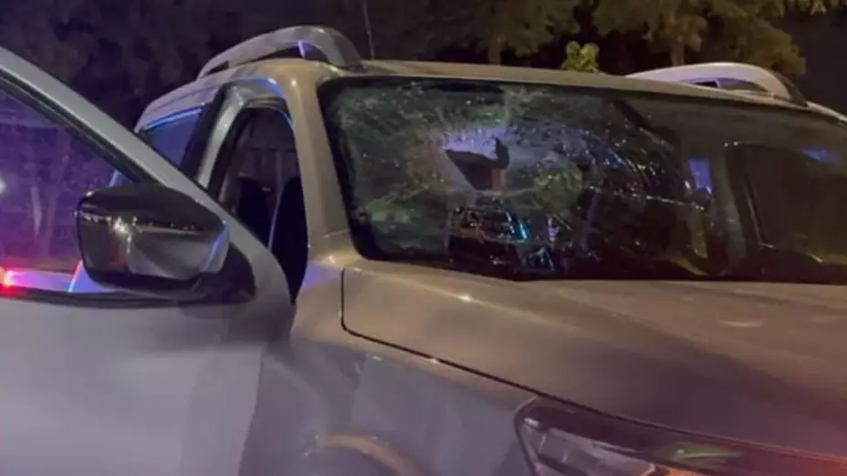 Cae roca de 30 kilos sobre una camioneta y deja una mujer lesionada en Zapopan