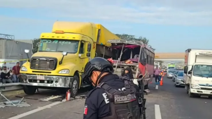 Choque entre tráiler y autobús; hoy 17 de enero de 2025
