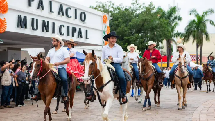 ¡Con una multitud! Se lleva a cabo el desfile de la Revolución Mexicana en Playa del Carmen.jpg