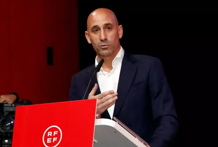Fiscalía de España procede contra Luis Rubiales por asalto sexual y coerción
