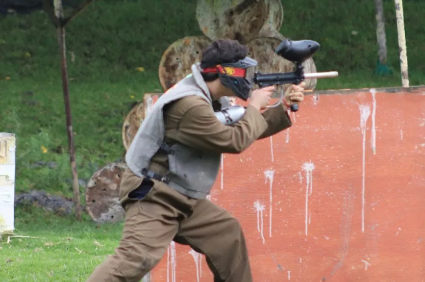 A medida que avanzaba la batalla, los académicos se cubrieron de pintura, convirtiendo el campo de juego en un vibrante escenario de colores. La mezcla de risas y gritos de emoción hizo del evento una experiencia inolvidable.