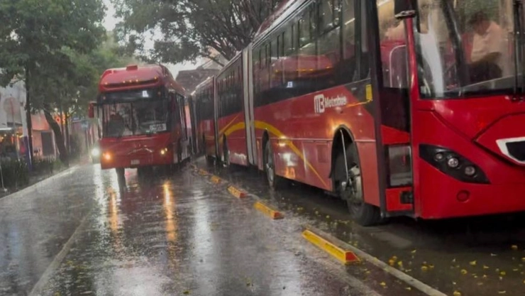 Línea 1 de Metrobús CDMX: usuarios reusltan lesionados tras frenado en Insurgentes