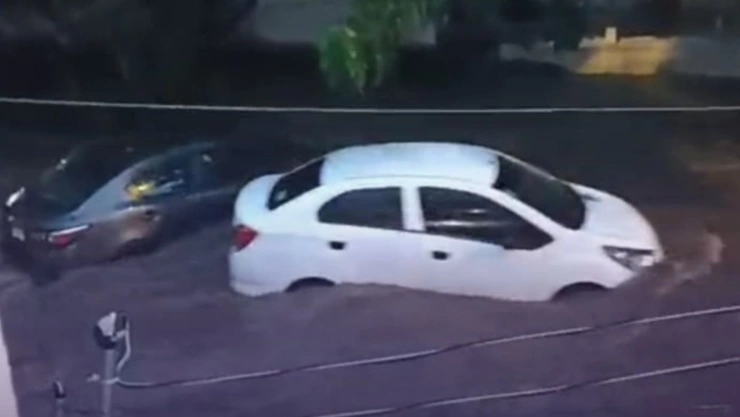 Vehículos varados por las inundaciones en Tlaquepaque hoy 25 de septiembre 2025.jpg