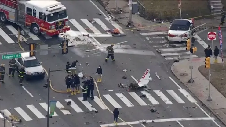 Lugar del accidente donde una avioneta se desplomó en Filadelfia.