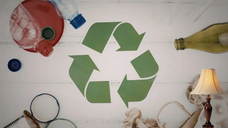 Cómo hacer una lámpara de mesa con materiales reciclados, según la IA.jpg