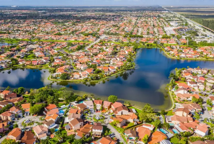 una pintoresca imagen de casas en Florida