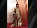 Bretman Rock lució un vestido en colores metálicos, que no le favorecieron en la alfombra roja de los Oscars. | Fotos: Monica Schipper/Getty Images