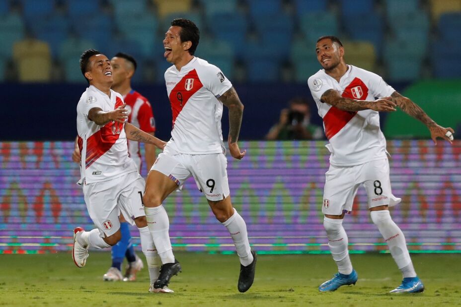 Jugadores de Perú celebran en la Copa América 2021