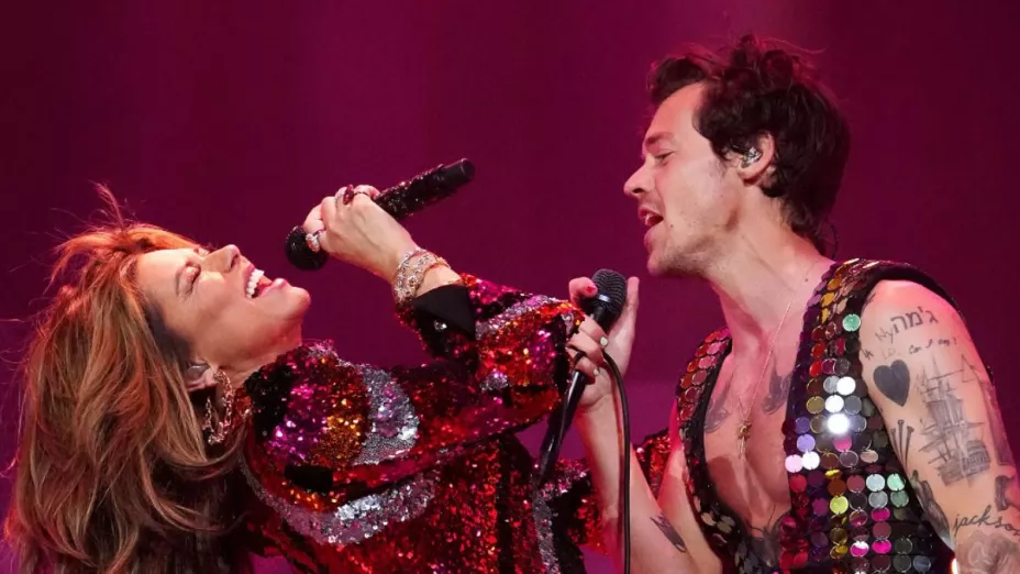 ¡Harry Styles sorprende a sus admiradores en Coachella 2022!