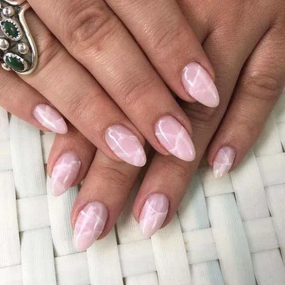 39 diseños de uñas que puedes usar en rubber y se verán elegantes: en cuadradas o almendradas
