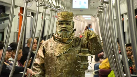 Estatua viviente Metro CDMX