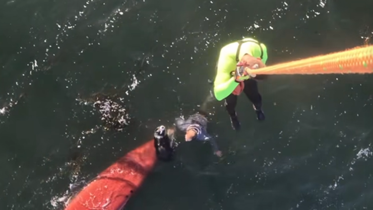 Captura de video que muestra rescate en bahía de California