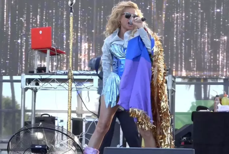 Paulina Rubio se quiebra en el escenario tras la muerte de su mamá.