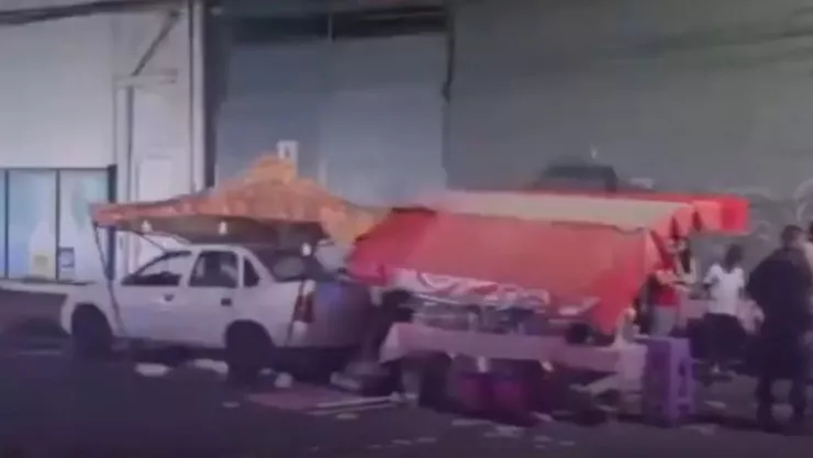 ¡Heroína! Madre salva a su bebé de morir prensada tras impacto de vehículo contra negocio de comida VIDEO.jpg