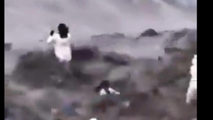 Momento exacto en que CORRIENTE de río desaparece a turistas en segundos