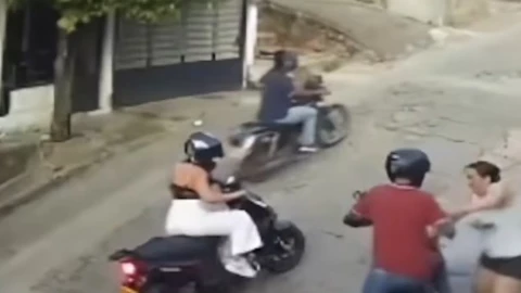 Madre enfrenta a delincuentes para salvar a su hija de un asalto en Cúcuta, Colombia (VIDEO)