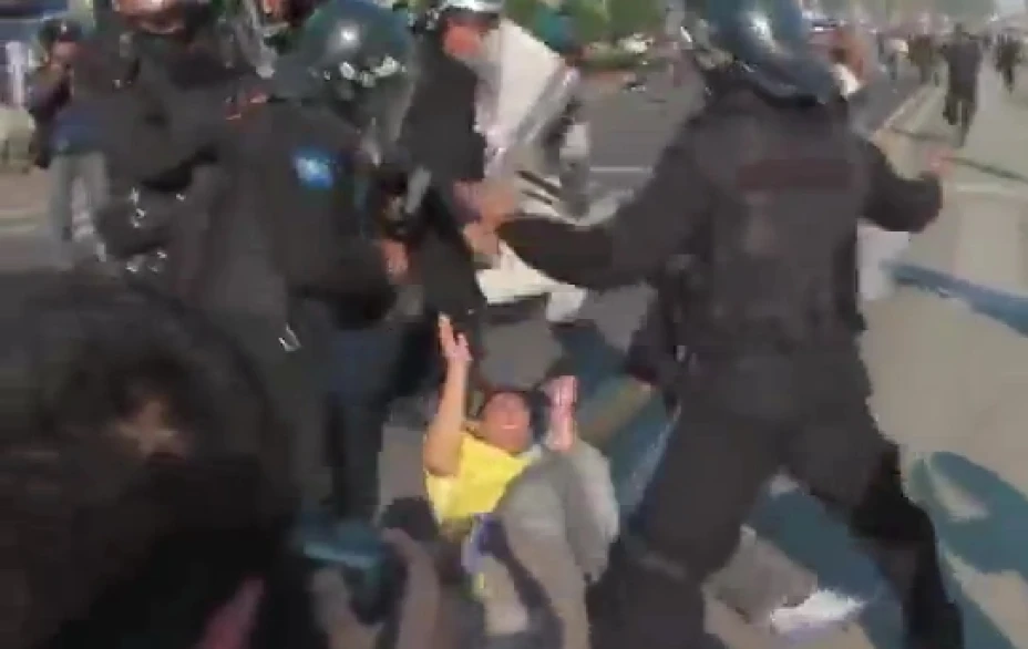 En redes sociales circulan videos donde se observa a los granaderos utilizar fuerza desmedida contra civiles