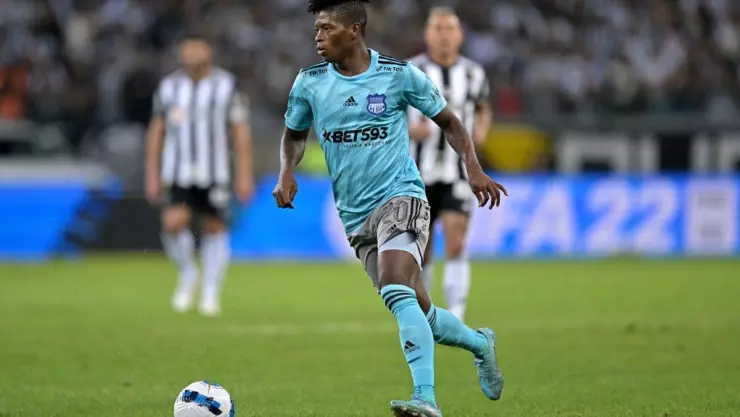 Así fue el reencuentro de Jackson Rodríguez jugador de Emelec de Ecuador con sus familiares.jpg