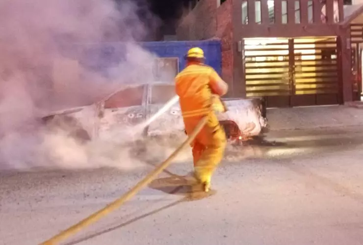 Se-incendia-camioneta-en-colonia-18-de-julio-en-Lerdo.jpg