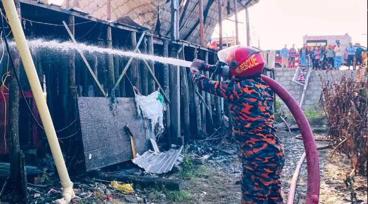 Un bombero apaga las llamas en un complejo turístico de Bangladesh.
