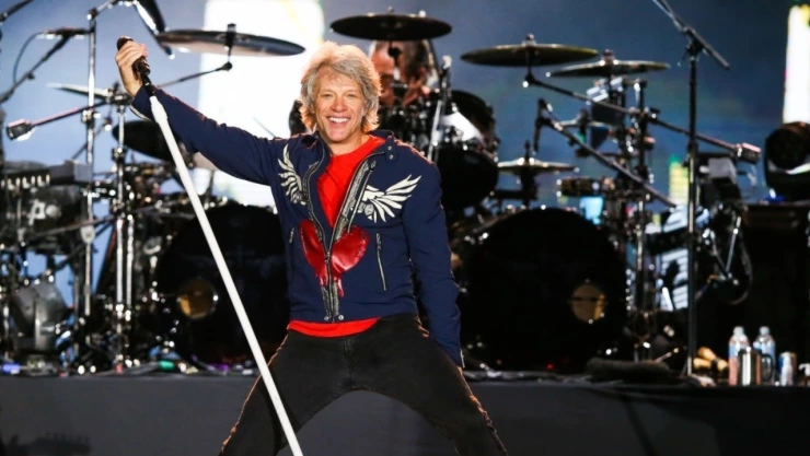 Bon Jovi ayuda a una mujer que intentaba saltar de un puente