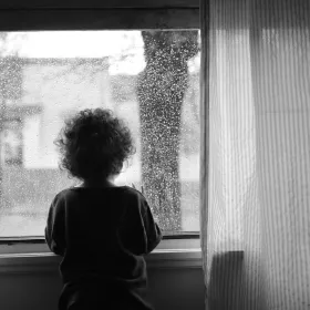 ¿Tu hijo se siente solo? Psicólogos explican cómo escucharlo para acompañarlo