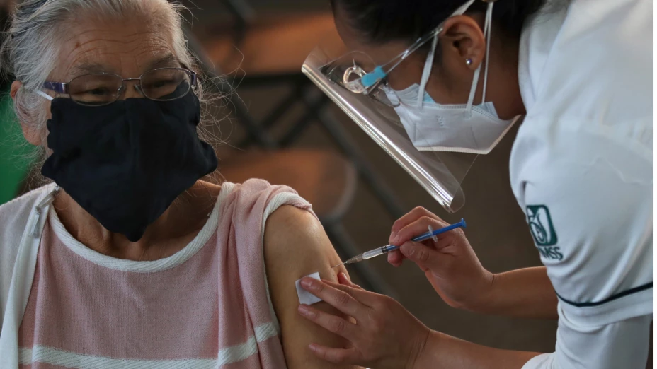 Mujer recibe vacuna de Pfizer en Ciudad de México.jpg