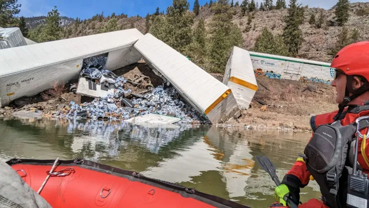 Se descarrila tren repleto de cervezas en Estados Unidos sobre un río de Montana