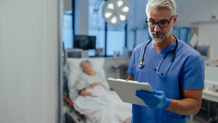 Un médico atiende a una persona en un centro médico