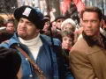 Escena de la película ‘El Regalo Prometido’ (Jingle All The Way) por Azteca 7.