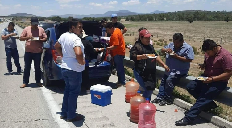 Vecinos han ofrecido alimentos a los conductores varados.