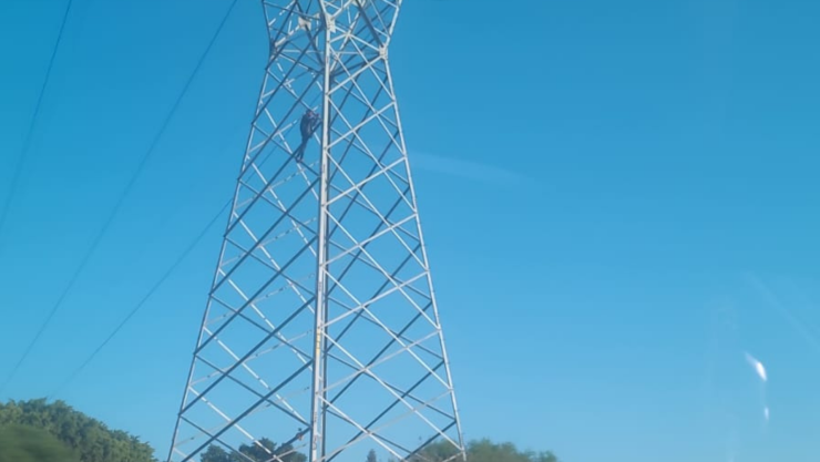 Hombre en situación de calle sube a torre de luz Pirineos