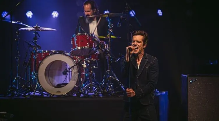 brandon-flowers-the-killers-caida-bicicleta.jpg