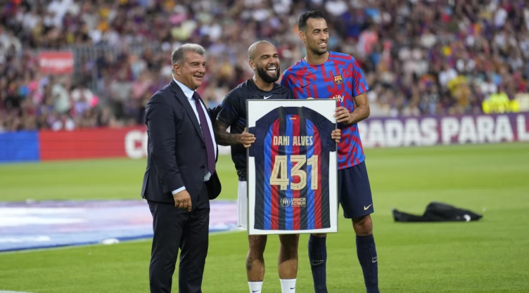Dani Alves en su homenaje en el Camp Nou