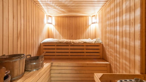 Mueren tras quedar aparentemente atrapados en una sauna.png