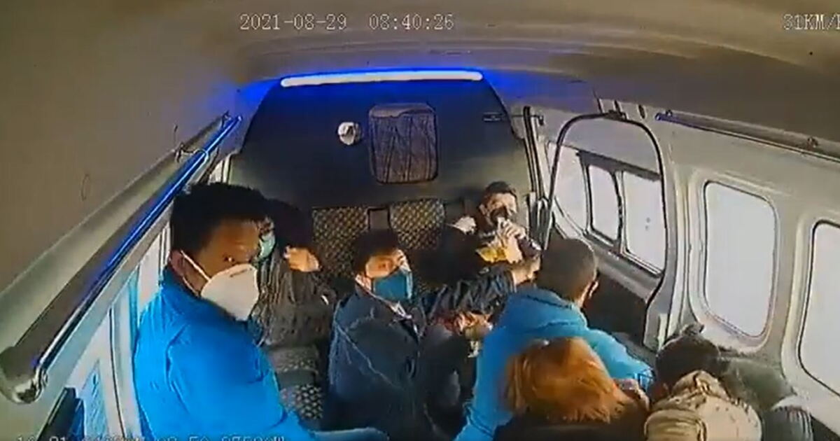 VIDEO: Chofer y pasajeros evitan asalto de combi en Naucalpan