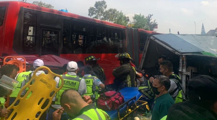 Insurgentes choque Metrobús