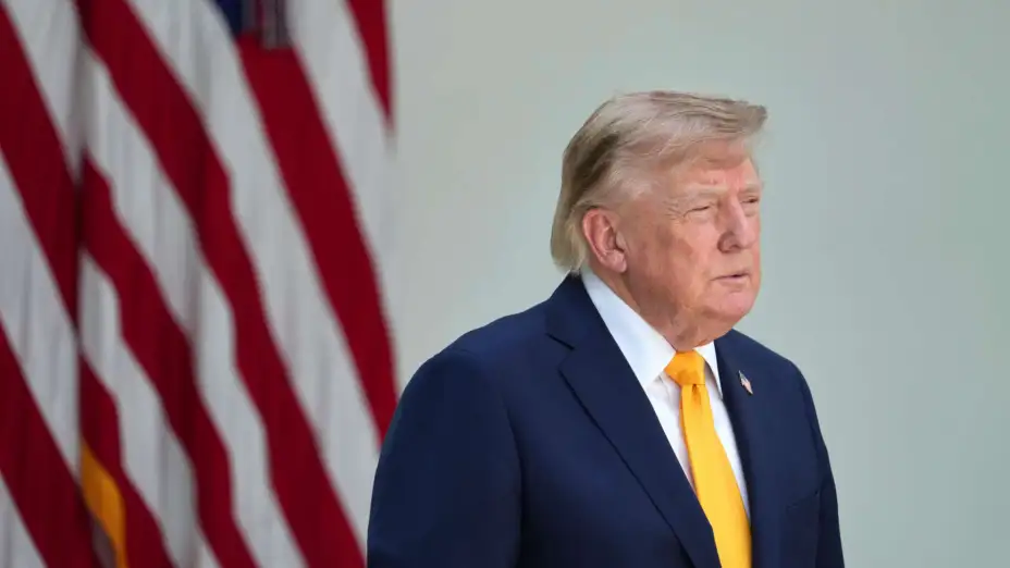 Donald Trump frente a la bandera de EU.