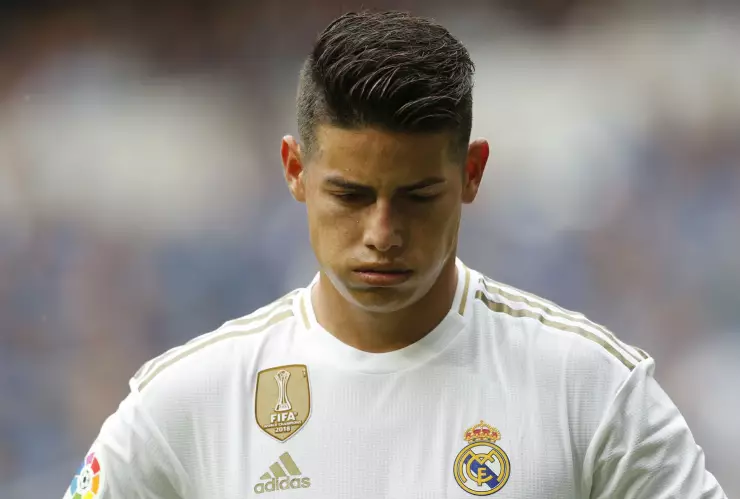El colombiano James Rodríguez, del Real Madrid, se toma un respiro durante el partido de la Liga española ante Levante, en el estadio Santiago Bernabéu de Madrid. Imagen, AP.