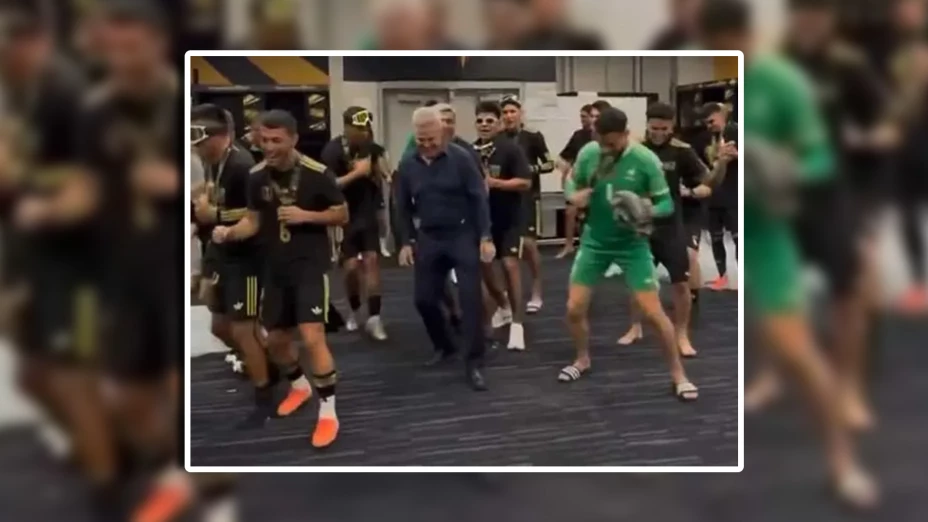 (VIDEO) Javier ‘El Vasco’ Aguirre baila ‘Payaso de Rodeo’ tras ganar la Copa Oro 2025 para México.jpg
