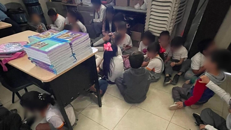 Niños se esconden bajo escritorios por balacera en Santa Ana, Sonora