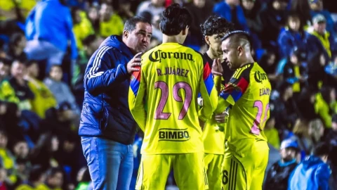 André Jardine conversa con sus futbolistas