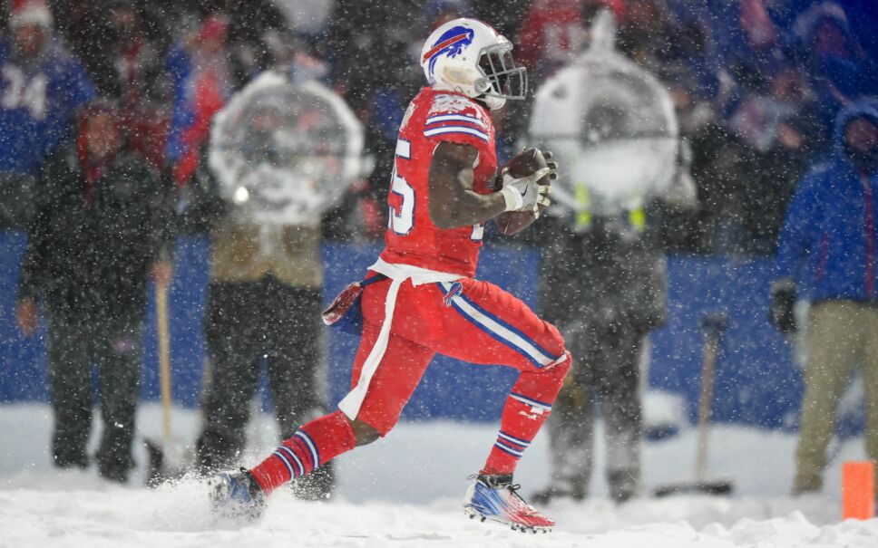 LeSean McCoy entra a la zona roja para completar el touchdown que les dio la victoria.