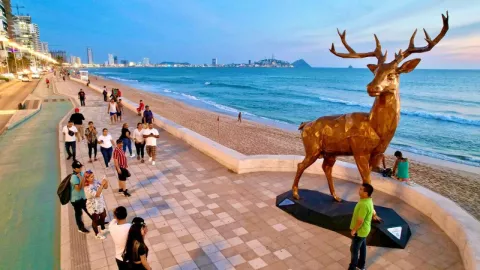 Colocan escultura de venado en malecón de Mazatlán