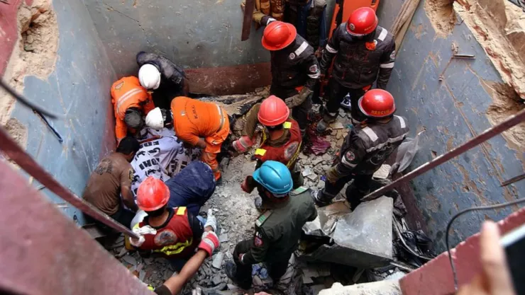 Explosión de gas colapsa edificio en Karachi; familias quedan atrapadas durante la madrugada