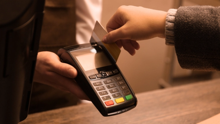 Cliente paga con tarjeta de crédito