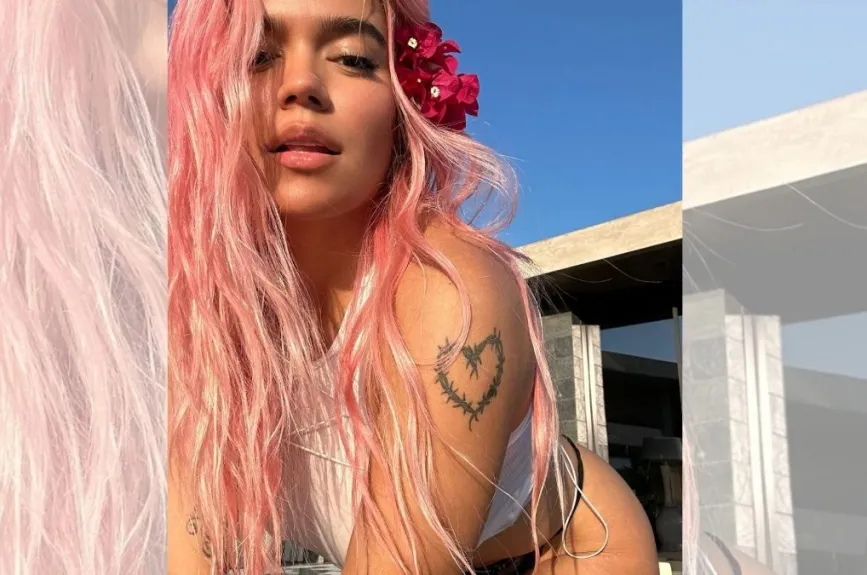 Karol G con una flor.jpg