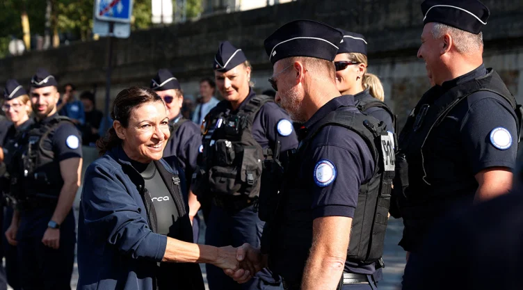 Anne Hidalgo, alcaldesa de París, con policías