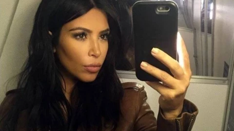 Tunden a Kim Kardashian por dejar que su hija porte tatuajes y piercings